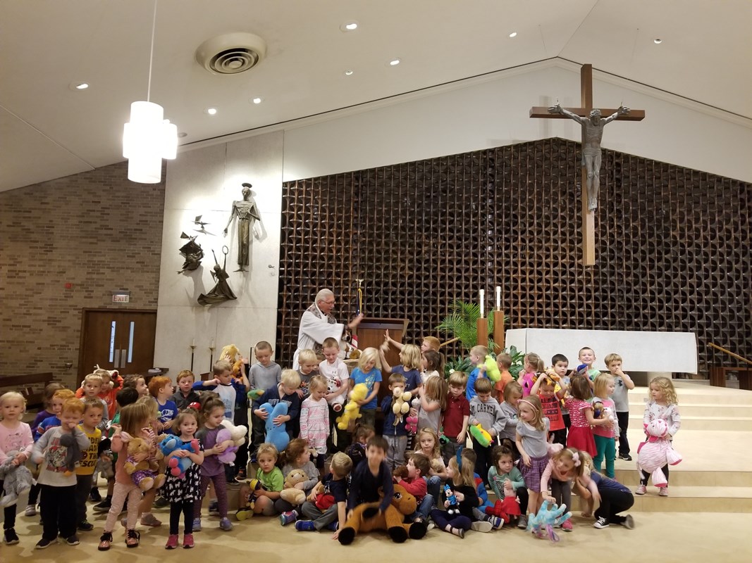 20181004StFranblessingamlargegroup